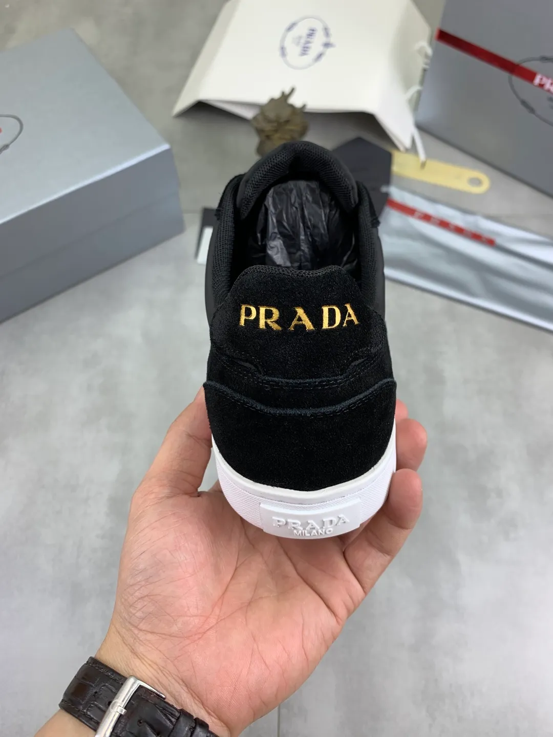 Men's shoes 💰P560💰[New model] The top version is available on the official website, 🆘 The trendy brand (Prada) mainly promotes the popular model, avant-garde and versatile fashionable men's shoes, private version mold opening, cowhide surface splicing 1:1.. Stylish and simple, original imported cowhide lining cowhide feet; the atmosphere and personality are more fashionable, eye-catching and pursuing class. It will subvert the old idea and be a must-have for fashionistas with you! Must keep it for yourself! Tall and comfortable, large and low, high-end quality workmanship. Official website’s new high-end outsole. Size: 38-45. Multiple colors available.
